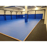 SportCom Flexi-Roll Ringermatte von Dollamur, blaue Fläche mit Säule in einem Trainingsraum