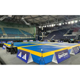 SportCom Judo-Tatami Reisstroh 1 × 1 m, 5 cm, rutschfeste Unterseite, Wettkampffläche in Blau und Gelb in einer Arena