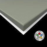 SportCom Judo-Tatami Reisstroh 1 × 1 m, 5 cm, rutschfeste Unterseite, Eckdetail in Graugrün vor schwarzem Hintergrund