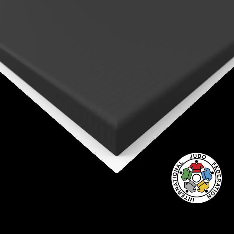 SportCom Judo-Tatami Reisstroh 1 × 1 m, 5 cm, rutschfeste Unterseite, Eckdetail in Schwarz vor schwarzem Hintergrund