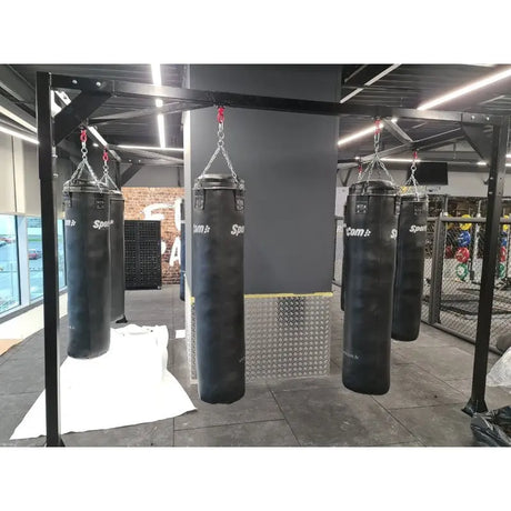 SportCom Kunstleder-Sandsack 1,80 m an Gerüst mit Plattform im Fitnessstudio