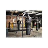 SportCom Kunstleder-Uppercut-Sandsack, Reihe von Säcken in einem Boxstudio mit Ring im Hintergrund