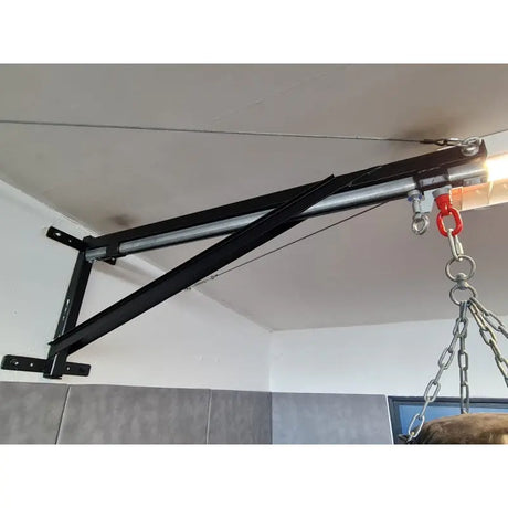SportCom Laufwagen für Förderschiene am schwarzen Wandarm, rote Öse und Kette von unten