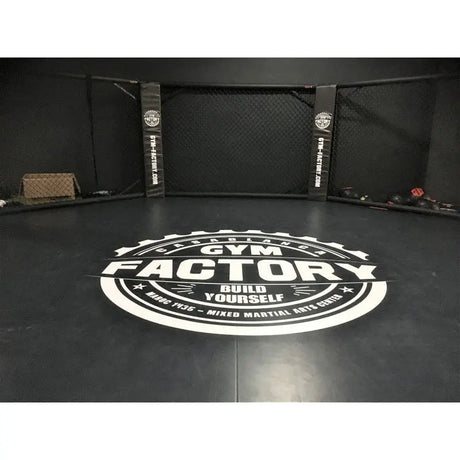 SportCom MMA-Käfig-Individualisierung: Detail des schwarzen Bodens mit rundem weißem Studio-Logo