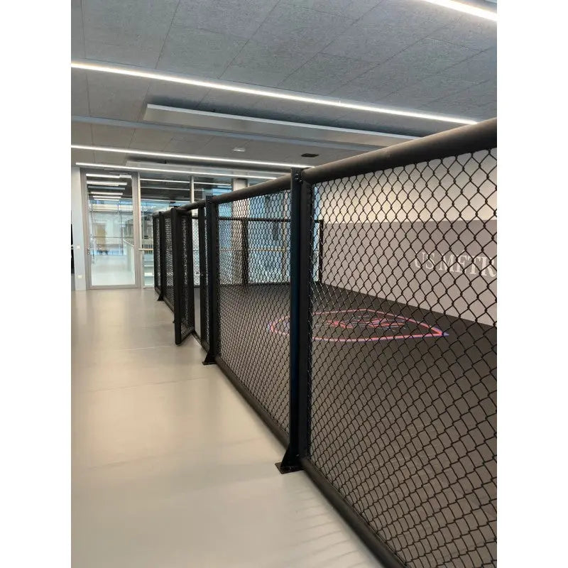 SportCom MMA-Paneel ohne Tür als Wandreihe entlang eines hellen Gangs