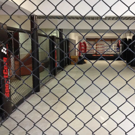 SportCom MMA-Paneel ohne Tür als Nahaufnahme des Drahtgeflechts mit Blick ins Studio