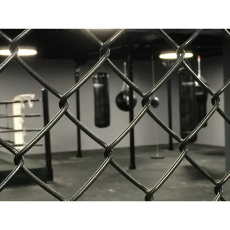 SportCom MMA-Paneel ohne Tür als Detail des Maschendrahts mit Boxsäcken dahinter
