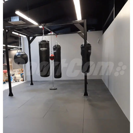 SportCom MMA-Tatami Glattfinish 1 × 1 m, 4 cm, rutschfeste Unterseite, graue Fläche unter Boxsäcken an Stahlgestell