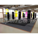 SportCom MMA-Tatami Glattfinish 1 × 1 m, 4 cm, rutschfeste Unterseite, dunkle Fläche unter Boxsäcken, Holzrahmen