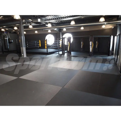 SportCom MMA-Tatami Glattfinish 1 × 1 m, 4 cm, rutschfeste Unterseite, Gym mit Boxring und grau-schwarzen Matten