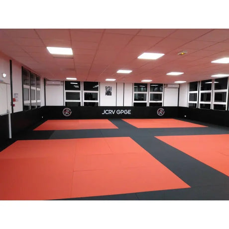 SportCom MMA-Tatami Glattfinish 1 × 1 m, 4 cm, rutschfeste Unterseite, Halle mit roten Feldern und schwarzen Wegen