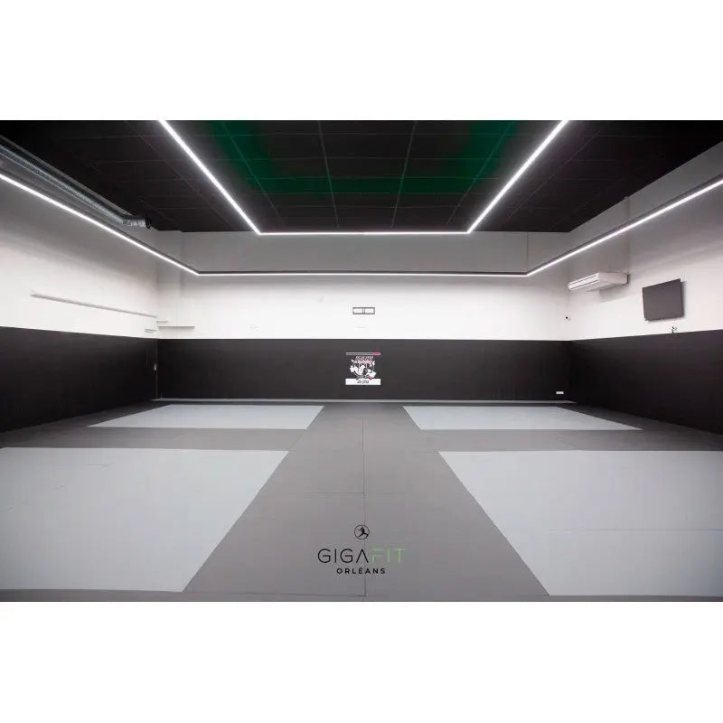 SportCom MMA-Tatami Glattfinish 1 × 1 m, 4 cm, rutschfeste Unterseite, helles Studio mit grau-weißer Mattenfläche