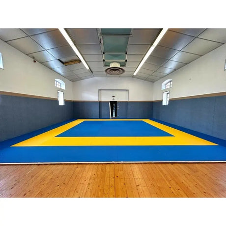 SportCom MMA-Tatami Glattfinish 1 × 1 m, 5 cm, glatte Unterseite, Dojo mit Holzboden, blau-gelbe Fläche