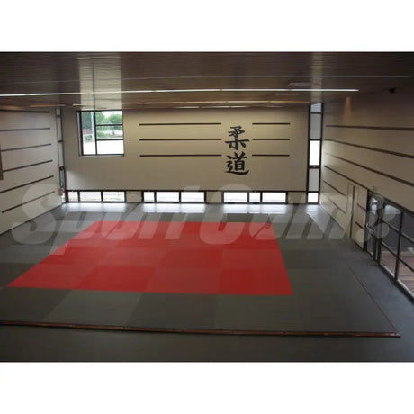 SportCom MMA-Tatami Glattfinish 1 × 1 m, 5 cm, glatte Unterseite, Dojo mit roter Fläche auf grauem Grund