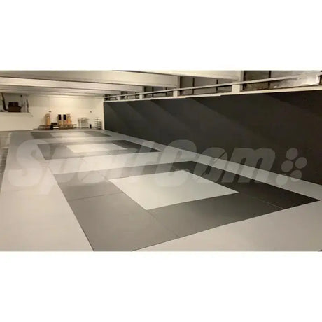 SportCom MMA-Tatami Glattfinish 1 × 1 m, 5 cm, glatte Unterseite, Halle mit dunkelgrauer Fläche, 1 × 1 m Variante