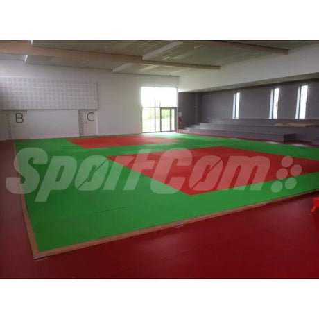 SportCom MMA-Tatami Glattfinish 1 × 1 m, 5 cm, glatte Unterseite, Halle mit grüner Fläche und rotem Rand