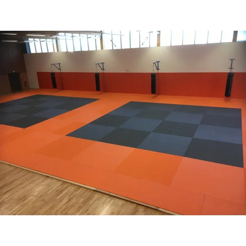 SportCom MMA-Tatami Glattfinish 1 × 1 m, 5 cm, glatte Unterseite, orange Fläche mit schwarz-grauem Schachbrettfeld
