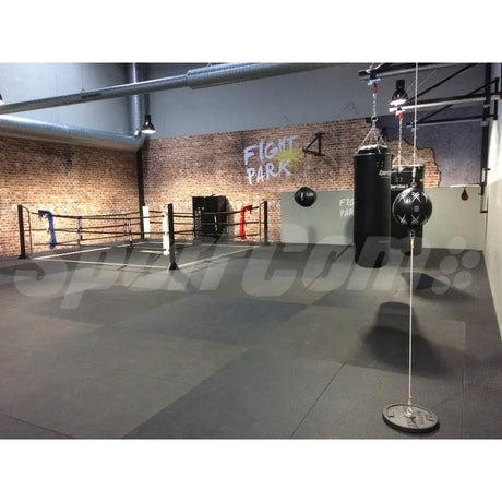 SportCom MMA-Tatami Glattfinish 1 × 1 m, 5 cm, glatte Unterseite, Studio mit Backsteinwand und grauer Fläche