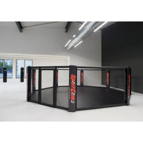 SportCom MMA-Trainingskäfig zur Bodenmontage, Variante 6 m in einer weißen Halle mit Boxsäcken