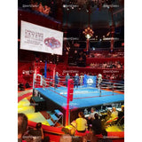 SportCom Pro-Wettkampf-Boxring mit 1 m Podium, bei einer Gala mit Publikum und Bannern