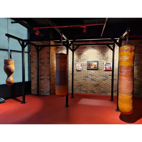 SportCom Proboxe Wandstation für Sandsäcke, mit Bildern an der Backsteinwand