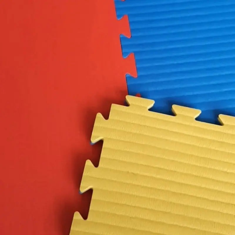 SportCom Puzzlematten 2 cm in Rot, Blau und Gelb, Nahaufnahme der verbundenen Puzzlekanten