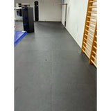 SportCom Puzzlematten 2 cm in Schwarz als verlegter Boden im Trainingsraum mit Sprossenwand