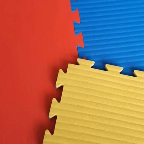 SportCom Puzzlematten 4 cm, Nahaufnahme von roter, blauer und gelber Matte mit Rillenstruktur