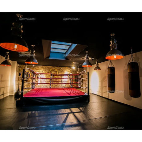 SportCom Ringplane für Podium-Trainingsringe – Rote Plane im Podiumring eines dunklen Studios mit Boxsäcken