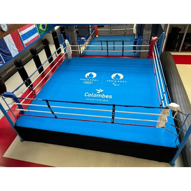 SportCom Ringplane für Wettkampf-Boxringe: Draufsicht auf einen Ring mit blauer Plane und Logo