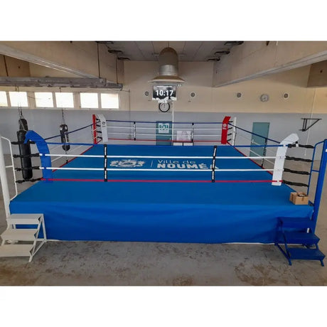 SportCom Ringplane für Wettkampf-Boxringe: Ring mit blauer Plane und blauer Verkleidung in einer Halle