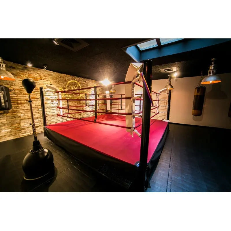 SportCom Ringplane für Wettkampf-Boxringe: Ring mit roter Plane in einem dunklen Loft