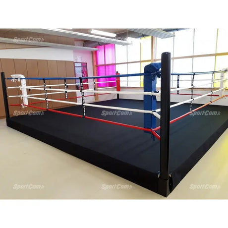 SportCom Trainingsboxring-Seil mit Hülle, rote und blaue Seile an einem Podestring im Studio