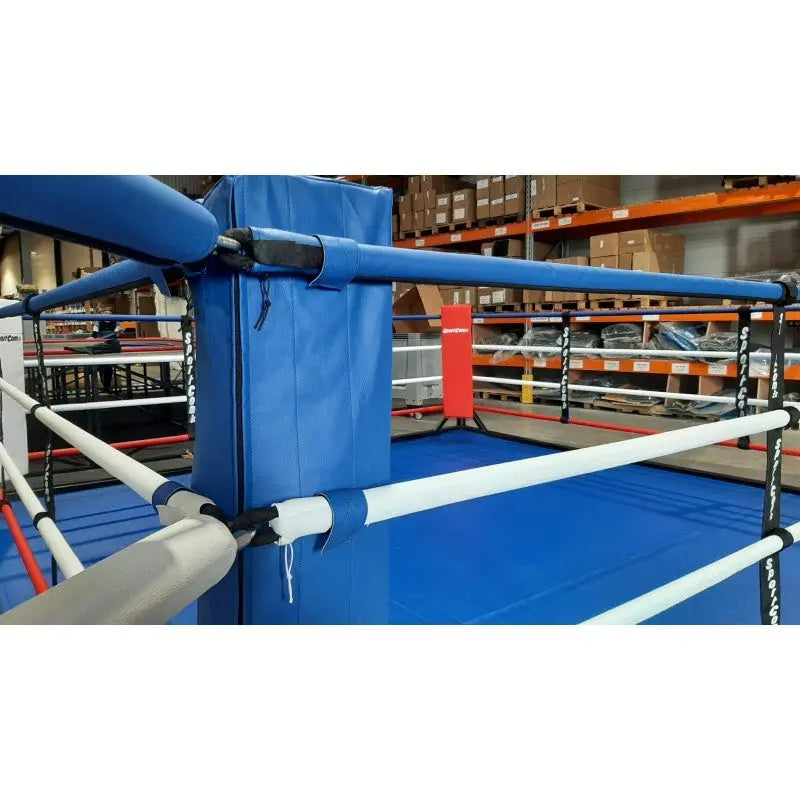 SportCom Trainingsboxring-Seil mit Hülle, blaue Ringecke mit weißen Seilen in einer Lagerhalle
