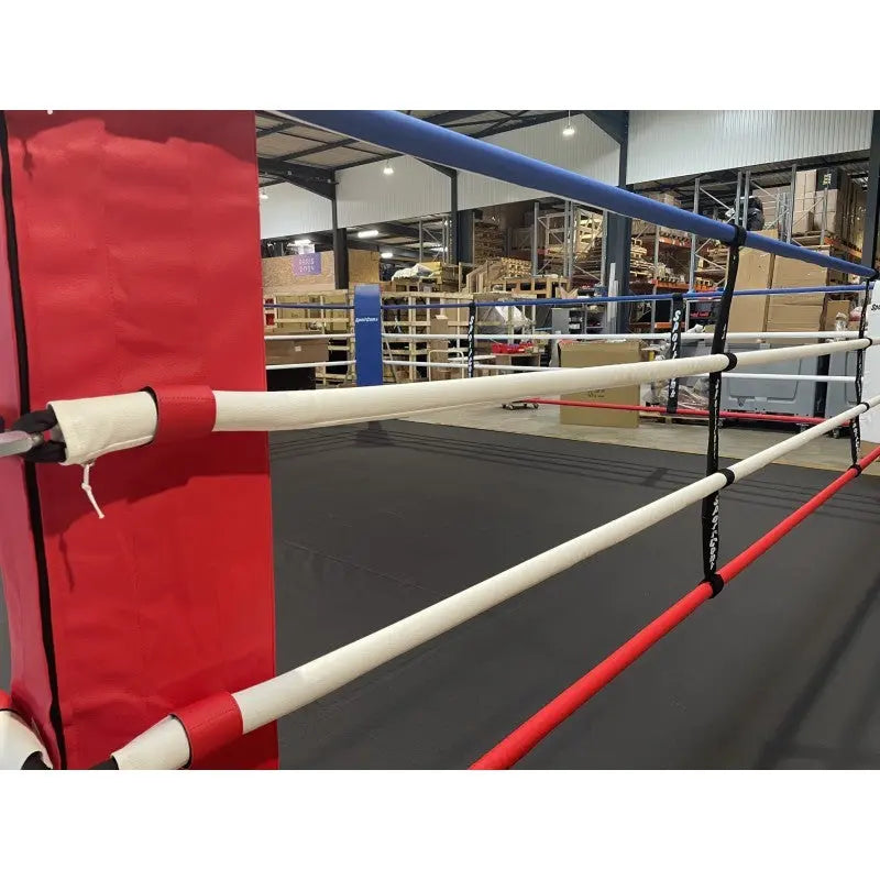 SportCom Trainingsboxring-Seil mit Hülle, rote Ringecke mit Seilen, leicht seitliche Ansicht