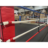 SportCom Trainingsboxring-Seil mit Hülle, rote Ringecke mit Seilen, leicht seitliche Ansicht