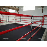 SportCom Trainingsboxring-Seil mit Hülle, rote Seile mit Hüllen an einem Ring unter Dachbalken