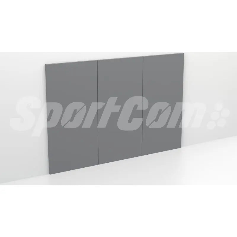 SportCom Wandpolster Standard, hellgraues Polster 2 × 1 m, Schrägansicht an weißer Wand