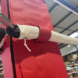 SportCom Wettkampf-Boxringseil mit Hülle, Detail der Seilhülle mit Klettverschluss am roten Eckpolster
