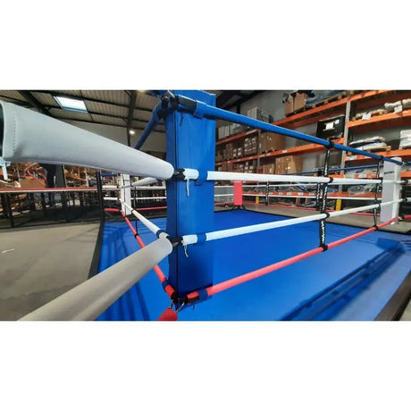 SportCom Wettkampf-Boxringseil mit Hülle, Ringseile mit Hülle an blauem Eckpfosten, seitliche Ansicht