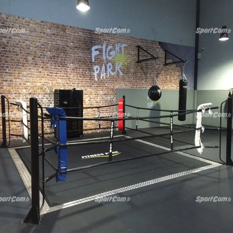 SportCom Wettkampf-Boxringseil mit Hülle, Boxring mit blauer Ecke vor Graffitiwand in einem Fitnessstudio