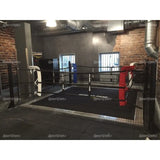 SportCom Wettkampf-Boxringseil mit Hülle, Boxring mit schwarzen Seilen vor Ziegelwand im Studio