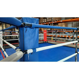 SportCom Wettkampf-Boxringseil mit Hülle, Ringecke in einer Lagerhalle mit Seilhüllen und Verbindungsgurten