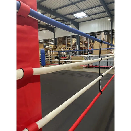 SportCom Wettkampf-Boxringseil mit Hülle, weiße Seilhüllen mit roten Verbindern am roten Eckpolster