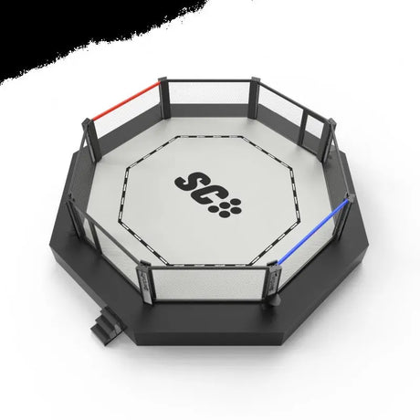 SportCom Wettkampf-MMA-Käfig Prestige – Schrägansicht von oben mit Podest und Logo auf der Matte
