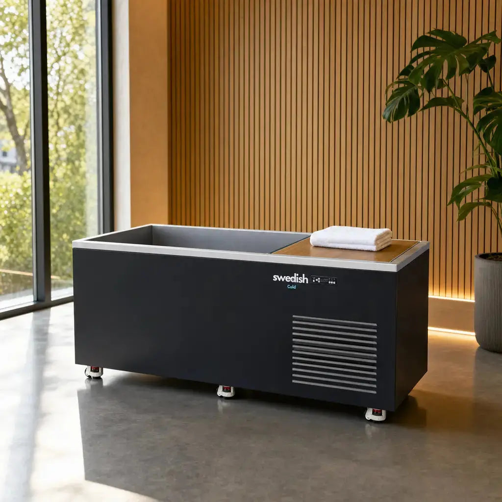 Swedish Cold Generation 5 Eisbad, im Wohnraum vor Holzwand und Pflanze