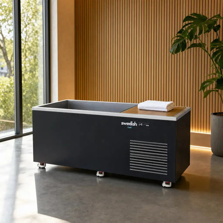 Swedish Cold Generation 5 Eisbad, im Wohnraum vor Holzwand und Pflanze