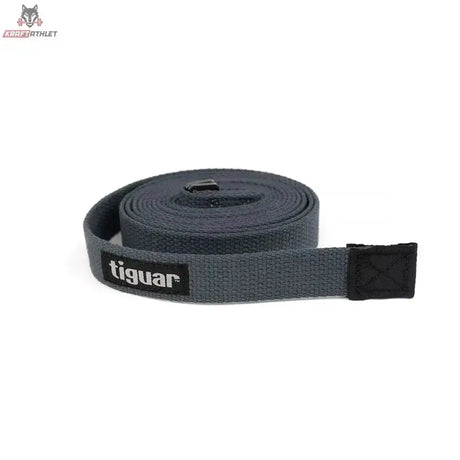 tiguar Yogagurt Graphit, aufgerollter grauer Gurt mit Metallschnalle und Logo-Label, Schrägansicht