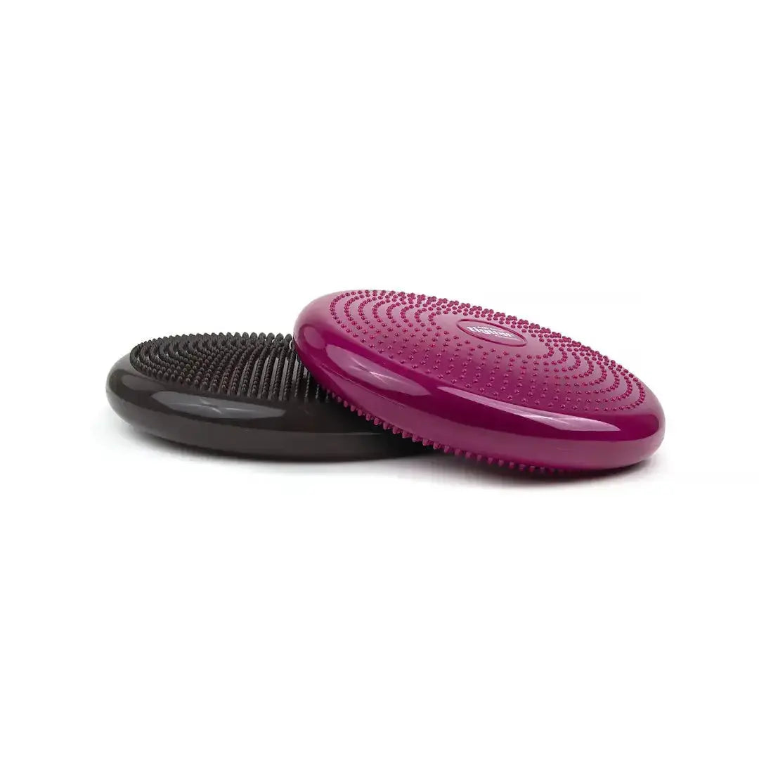 tiguar Air Disc Balancekissen Lila liegend auf einem schwarzen Kissen, flache Seitenansicht