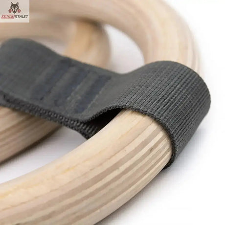 tiguar Alfa Turnringe Gurtringe mit Gummigriff, Detail der schwarzen Gurtschlaufe am Holzring